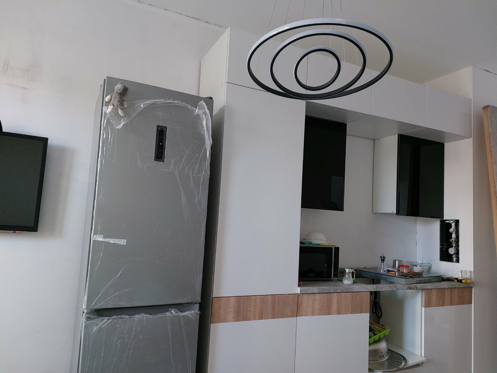 Фотография покупателя товара Кухонный гарнитур трехуровневый в потолок 2400 Техно-5, Сонома/Белый глянец/Белый