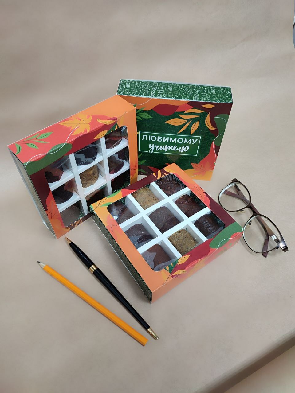 Фотография покупателя товара Коробка под 9 конфет с ячейками, кондитерская упаковка, «Любимому учителю» 14,5 х 14,5 х 3,5 см - Фото 2