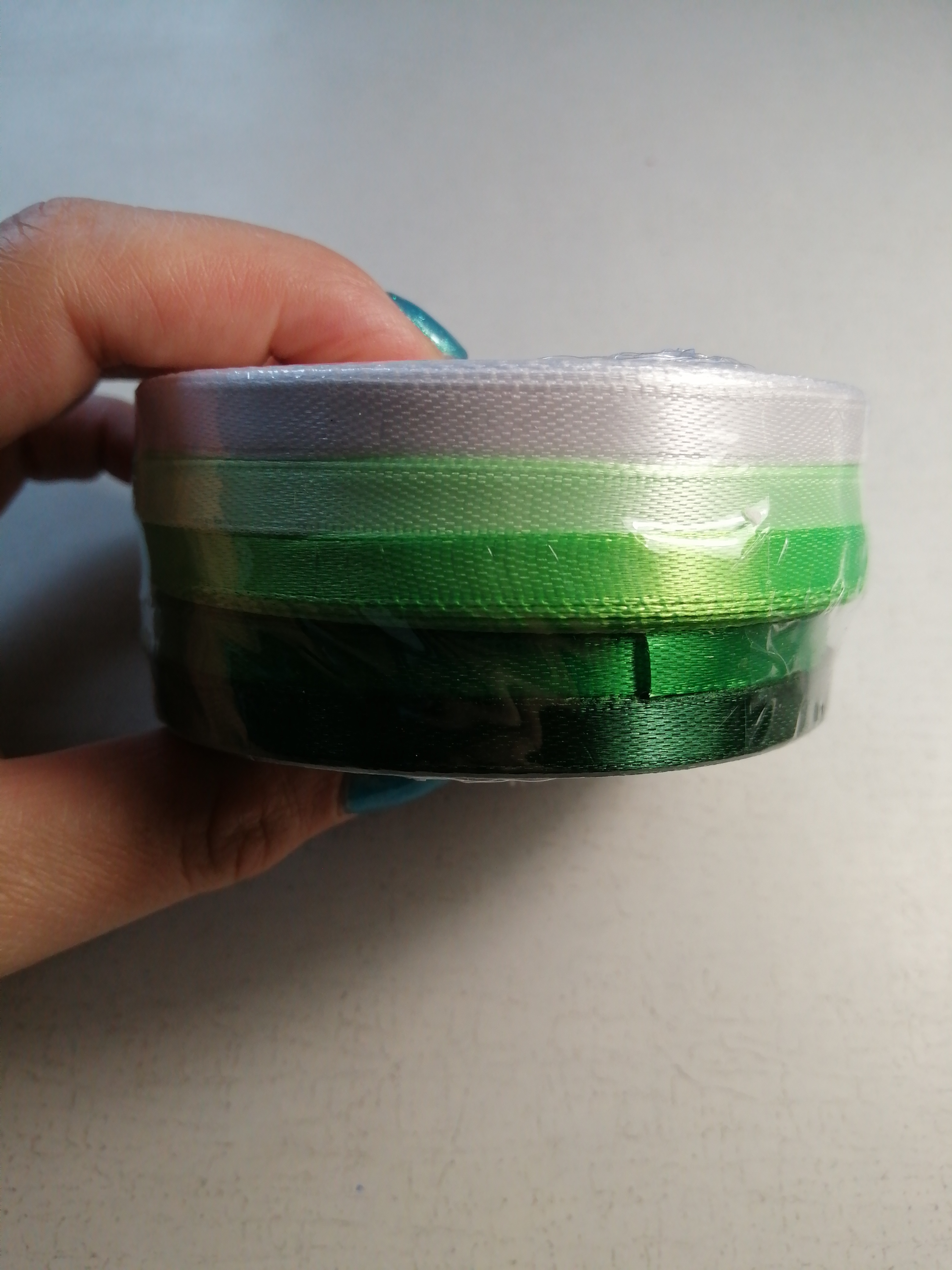 Фотография покупателя товара Набор атласных лент, 5 шт, размер 1 ленты: 6 мм × 23 ± 1 м, цвет зелёный спектр