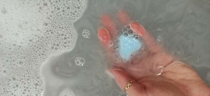 Фотография покупателя товара Бомбочки для ванн «Шелковая кожа» с гиалуроновой кислотой, бурлящие сердечки, 20 г (+/- 5 г) - Фото 6