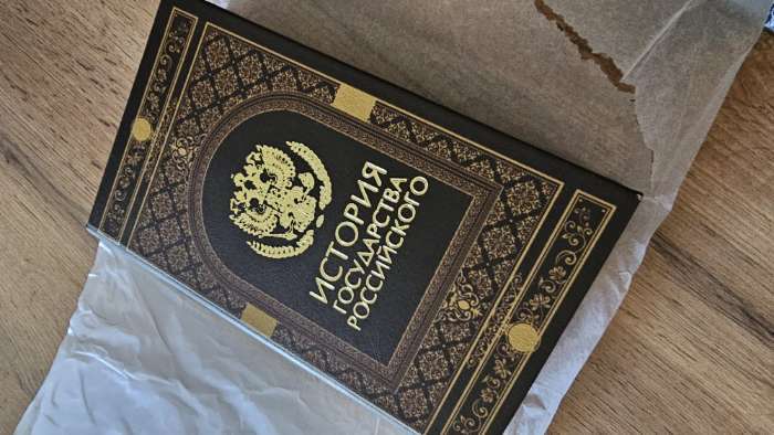 Фотография покупателя товара Шкатулка книга-сейф «История государства Российского», дерево, искусственная кожа, 21×13×5 см - Фото 3