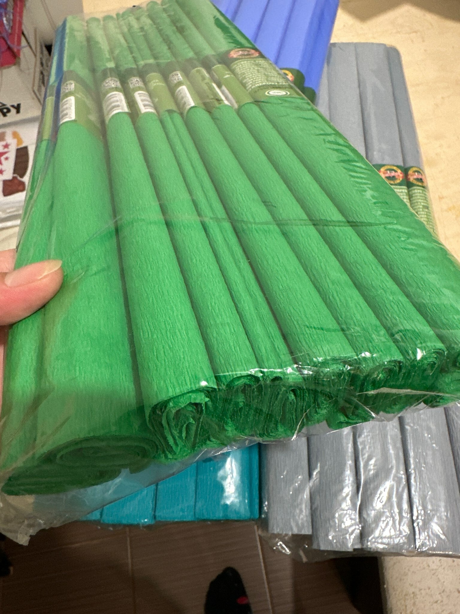 Фотография покупателя товара Бумага креповая поделочная гофро Koh-I-Noor 50 x 200 см 9755/18 зелёная, в рулоне - Фото 4