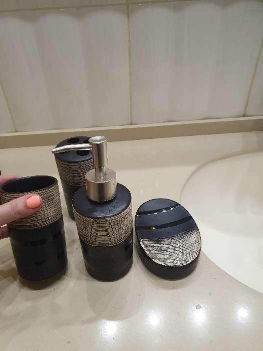 Фотография покупателя товара Набор аксессуаров для ванной комнаты Доляна «Классика», 4 предмета (дозатор 300 мл, мыльница, 2 стакана), цвет чёрный - Фото 1