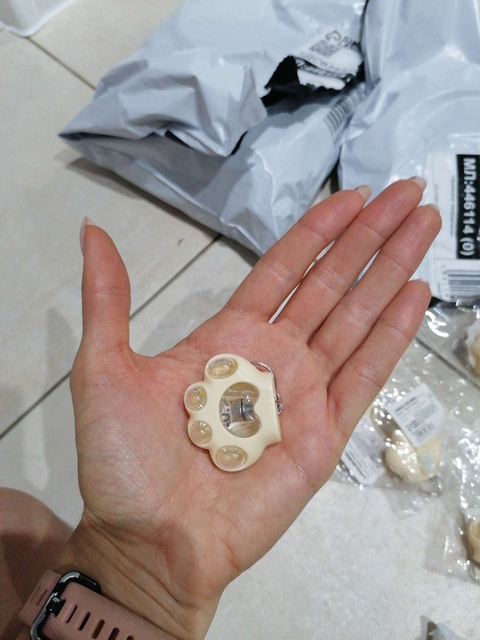 Фотография покупателя товара Фонарь-брелок детский "Лапка", 1 режим, 3 LR41, 3.5 х 4 см, микс