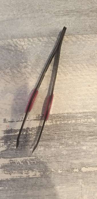Фотография покупателя товара Пинцет скошенный, узкий, с резиновой вставкой, 9,5 см, цвет МИКС - Фото 9