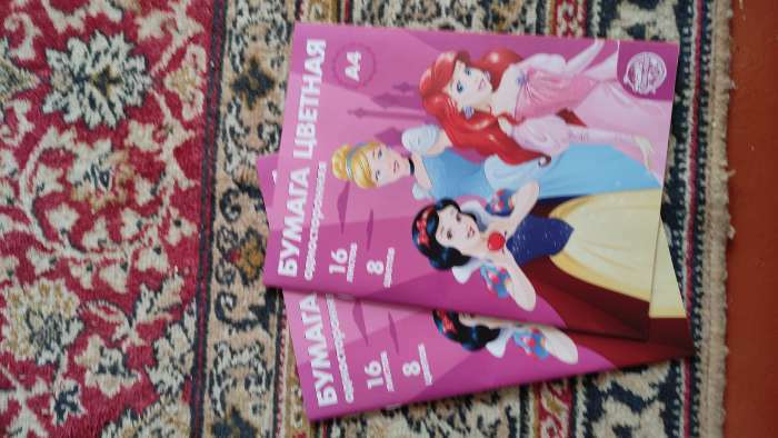 Фотография покупателя товара Цветная бумага, А4, 16 листов, 8 цветов, немелованная, односторонняя, на скрепке, 48 г/м², «Принцессы» - Фото 1