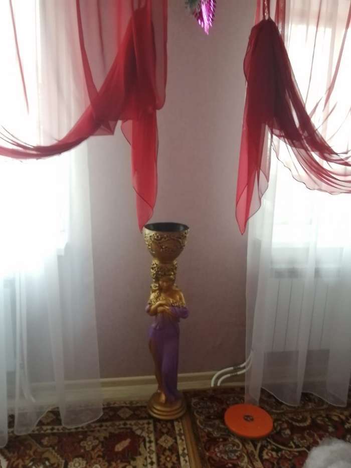Фотография покупателя товара Фигура с кашпо "Девушка стоя с цветами" фиолетовая, 104х23х25см