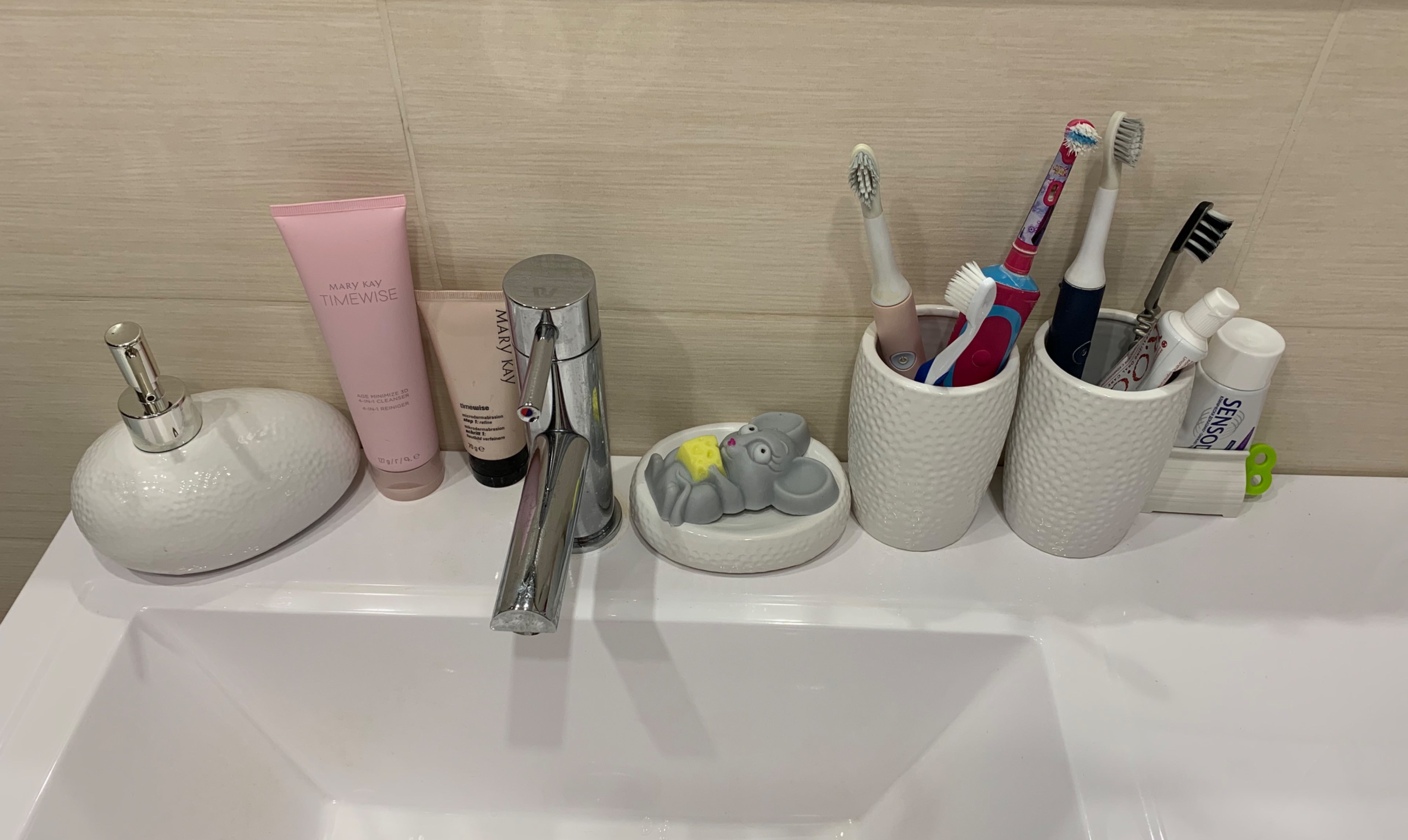 Фотография покупателя товара Набор аксессуаров для ванной комнаты «Камни», 4 предмета (дозатор 450 мл, мыльница, 2 стакана), цвет белый - Фото 9