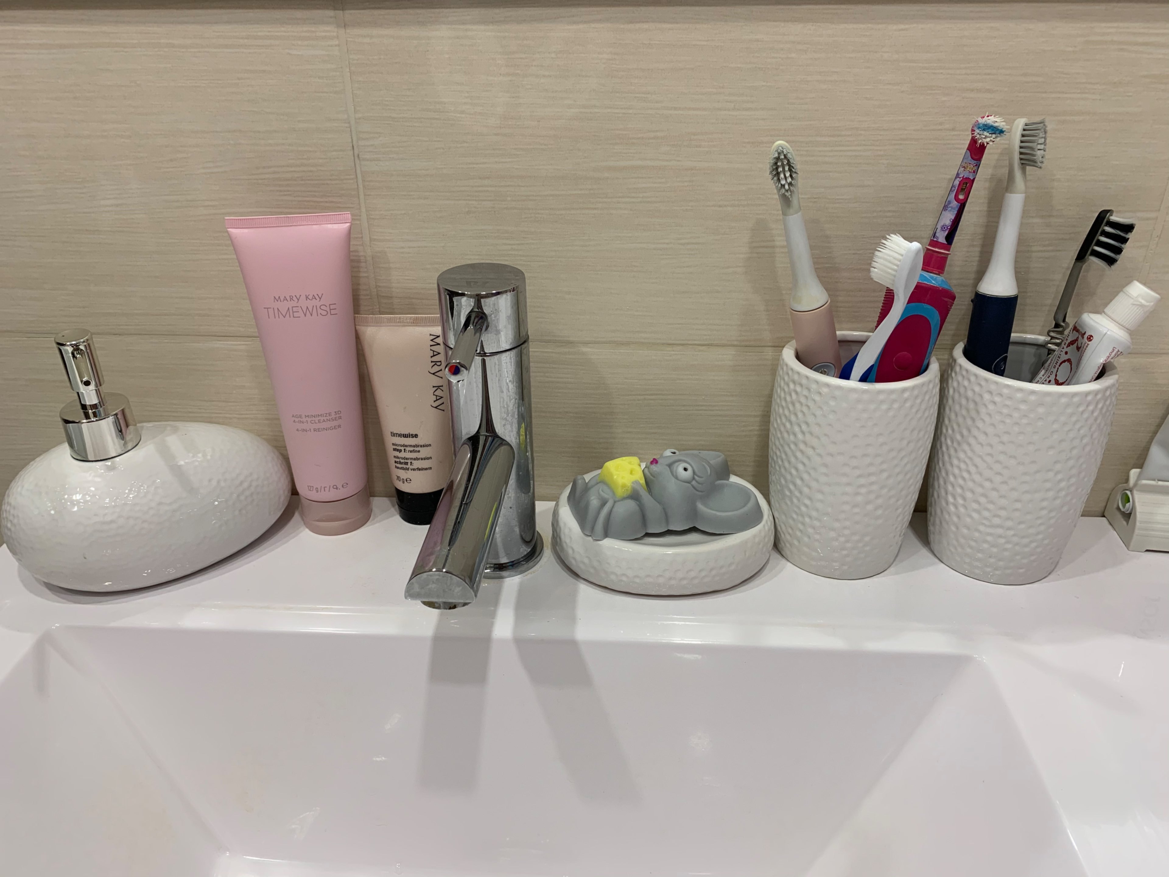 Фотография покупателя товара Набор аксессуаров для ванной комнаты «Камни», 4 предмета (дозатор 450 мл, мыльница, 2 стакана), цвет белый - Фото 8
