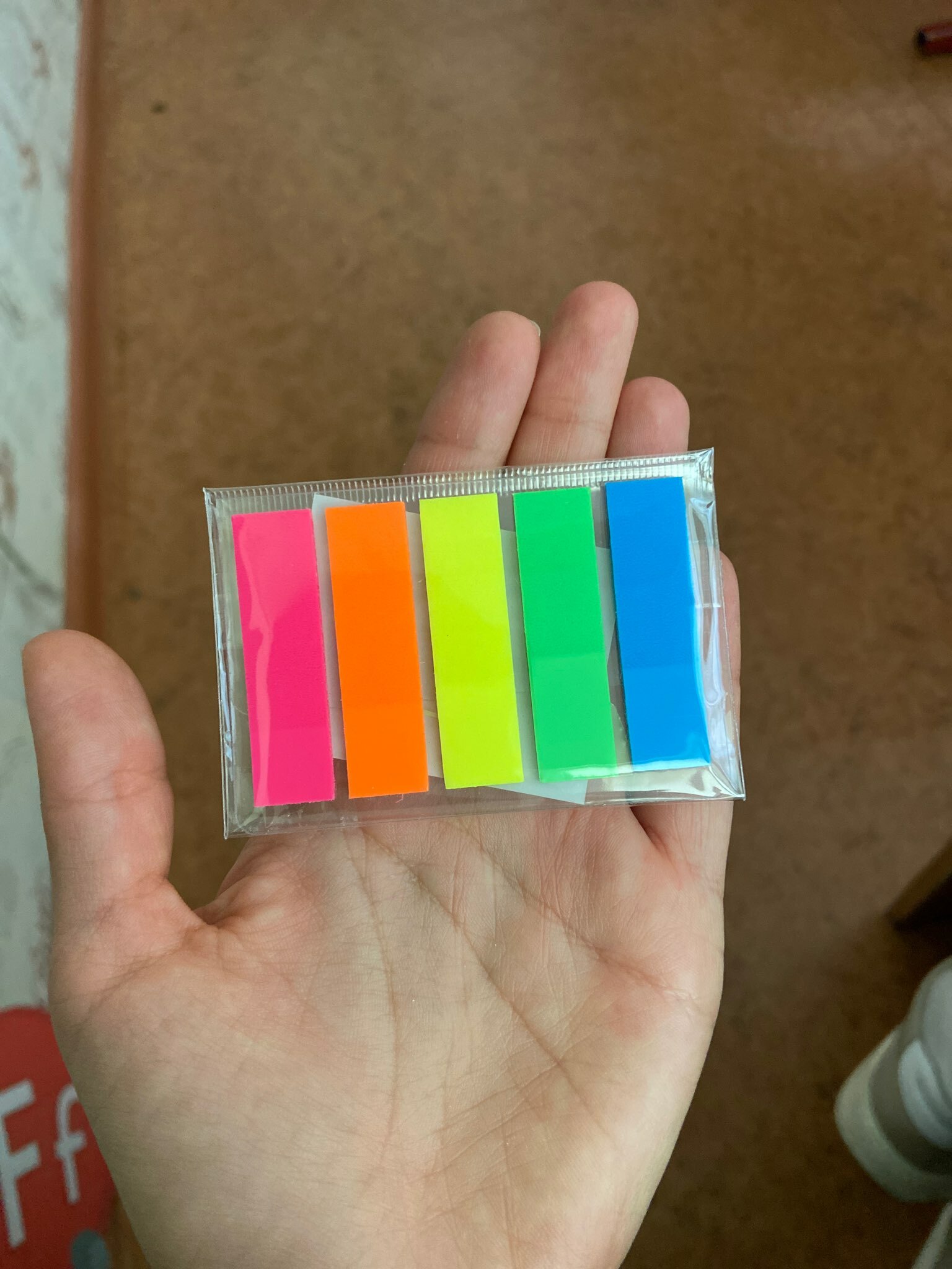Фотография покупателя товара Блок-закладка с липким краем 12 мм х 45 мм, пластик, 5 цветов по 20 листов, флуоресцентный - Фото 5