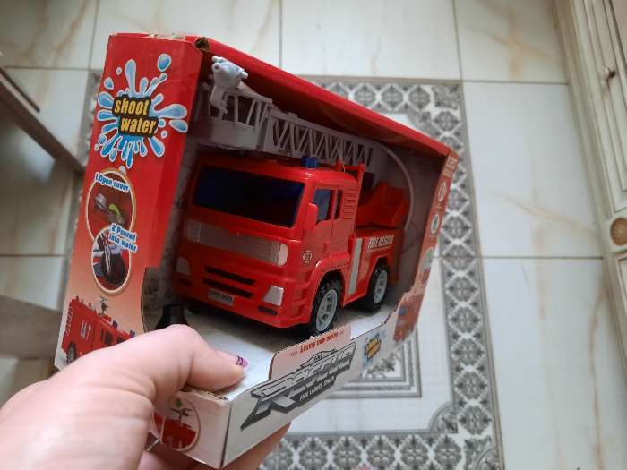 Фотография покупателя товара Машина инерционная «Пожарная», стреляет водой, 1:20 - Фото 2