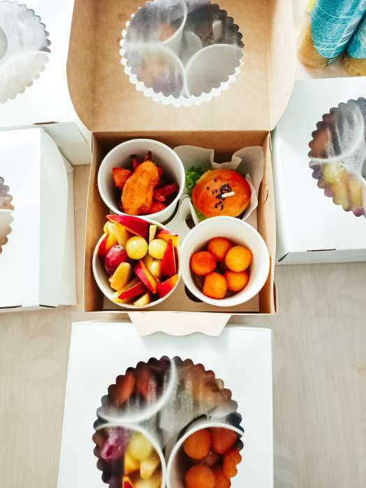 Фотография покупателя товара Кондитерская складная коробка для капкейков с окном на 4 шт, белая, 16 х 16 х 10 см - Фото 1