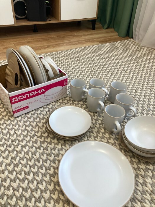 Фотография покупателя товара Набор тарелок керамических Доляна «Ваниль», 18 предметов: 6 тарелок d=19 см, 6 тарелок d=27 см, 6 мисок d=19 см, цвет бордовый - Фото 5