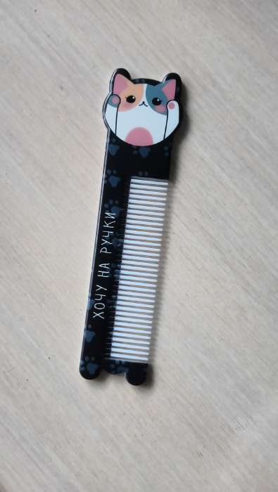 Фотография покупателя товара Расчёска «КОТЯ», с ручкой, фигурная, 14,7 × 3,7, разноцветная - Фото 1