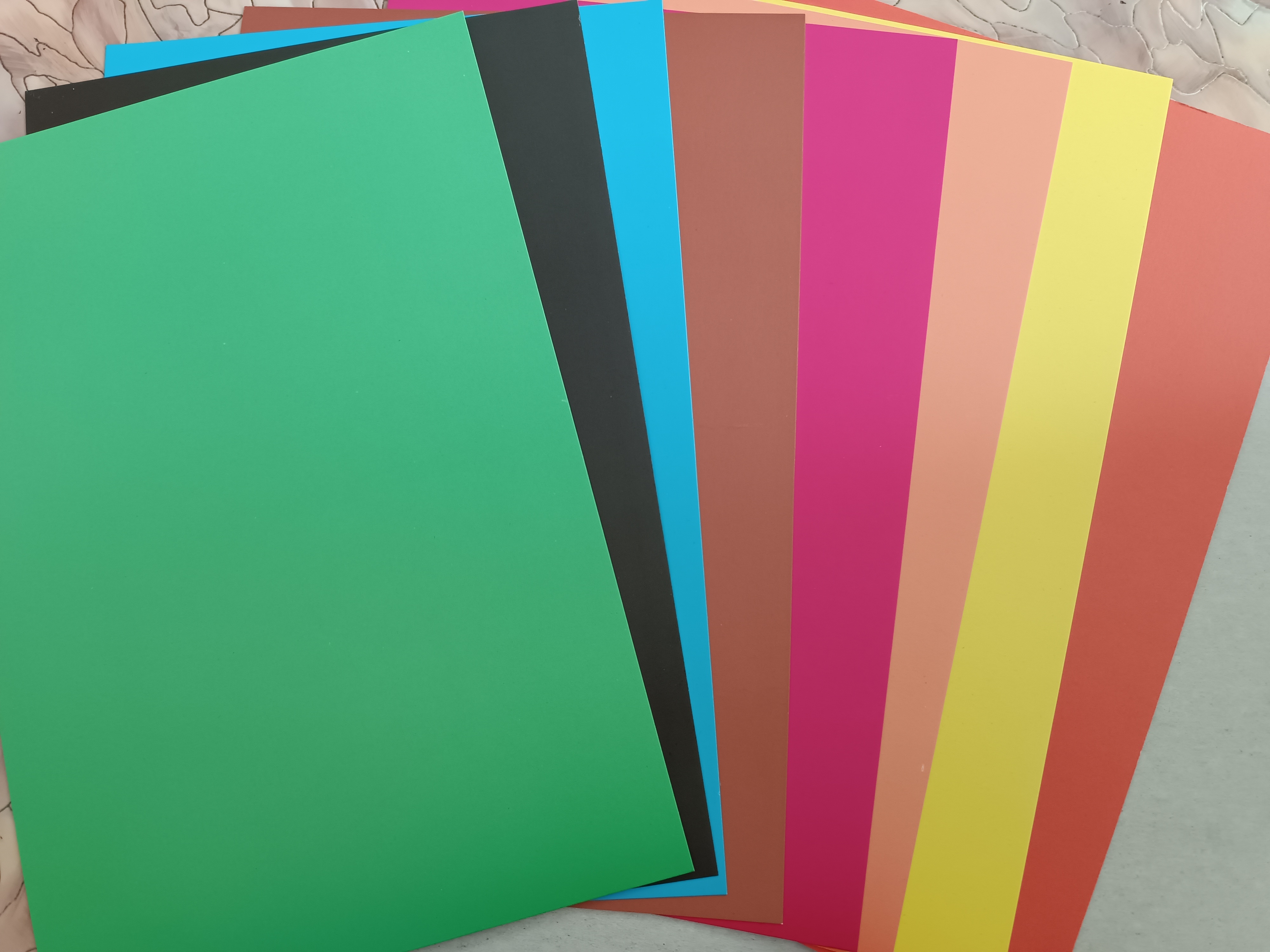 Фотография покупателя товара Картон цветной двусторонний А4, 8 листов, 8 цветов, мелованный 230 г/м2, целлюлозный - Фото 2