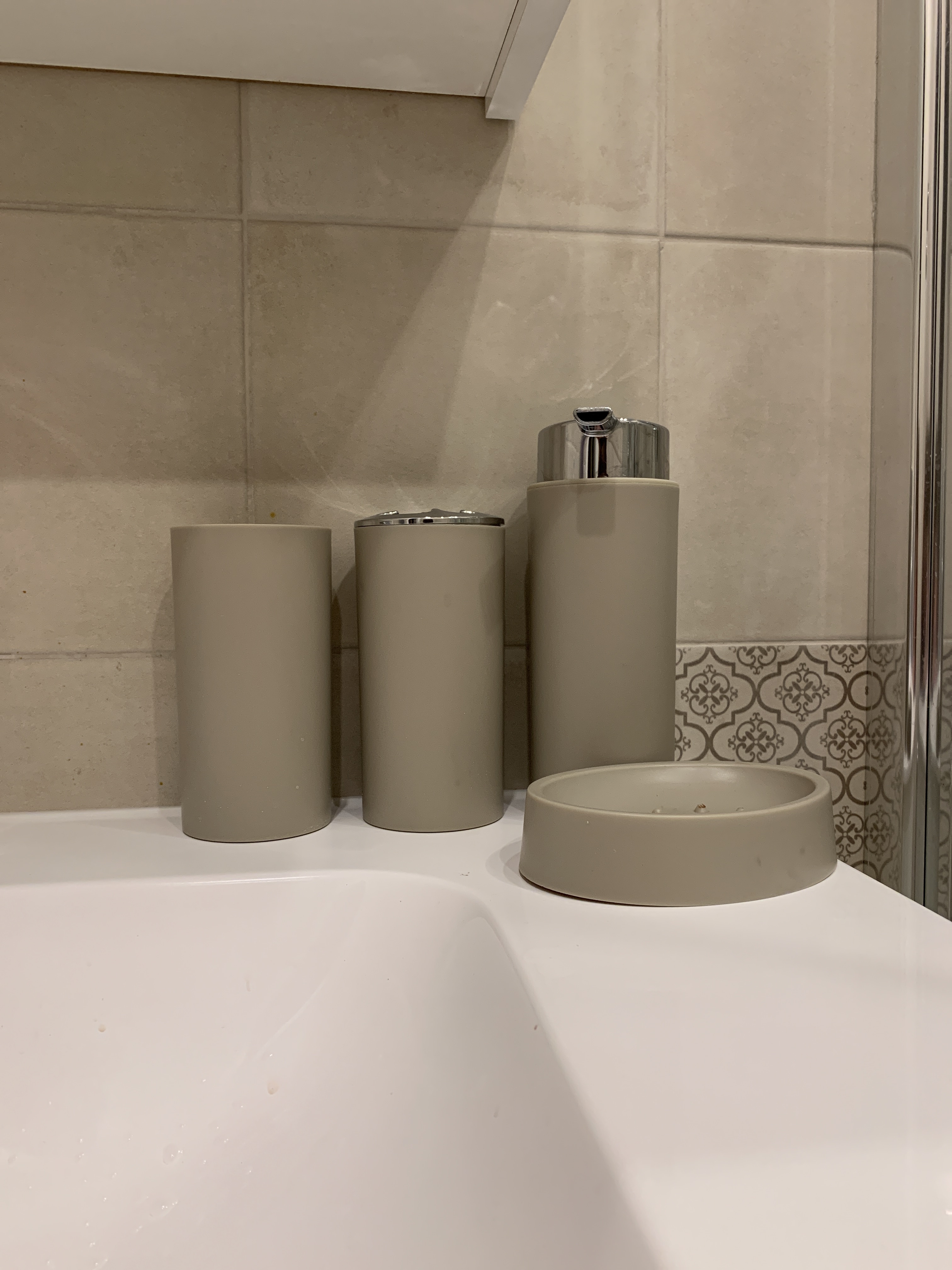 Фотография покупателя товара Набор аксессуаров для ванной комнаты SAVANNA «Сильва», 6 предметов (дозатор, мыльница, 2 стакана, ёршик, ведро), цвет серый - Фото 1