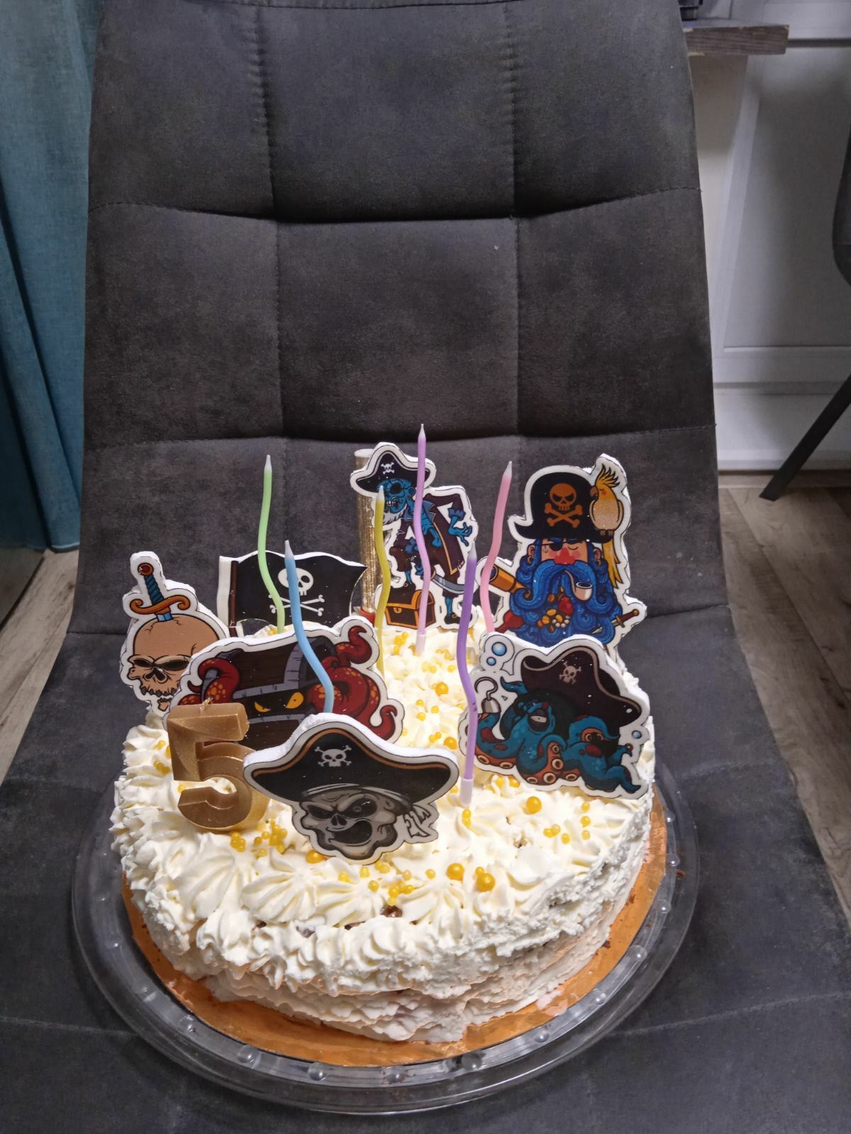 Фотография покупателя товара Свечи в торт коктейльные витые "С днем рождения", 6 шт, 16,5 см, разноцветные - Фото 1