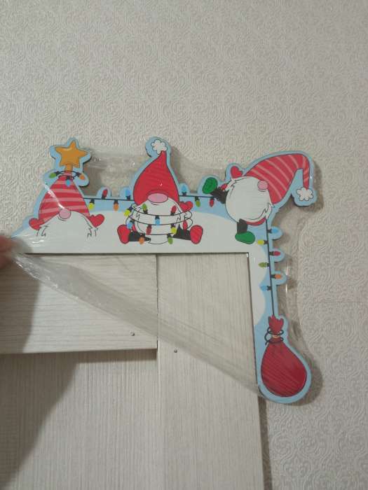 Фотография покупателя товара Новогодний декор на раму двери «Дед мороз», 23.2×20.6 см - Фото 5