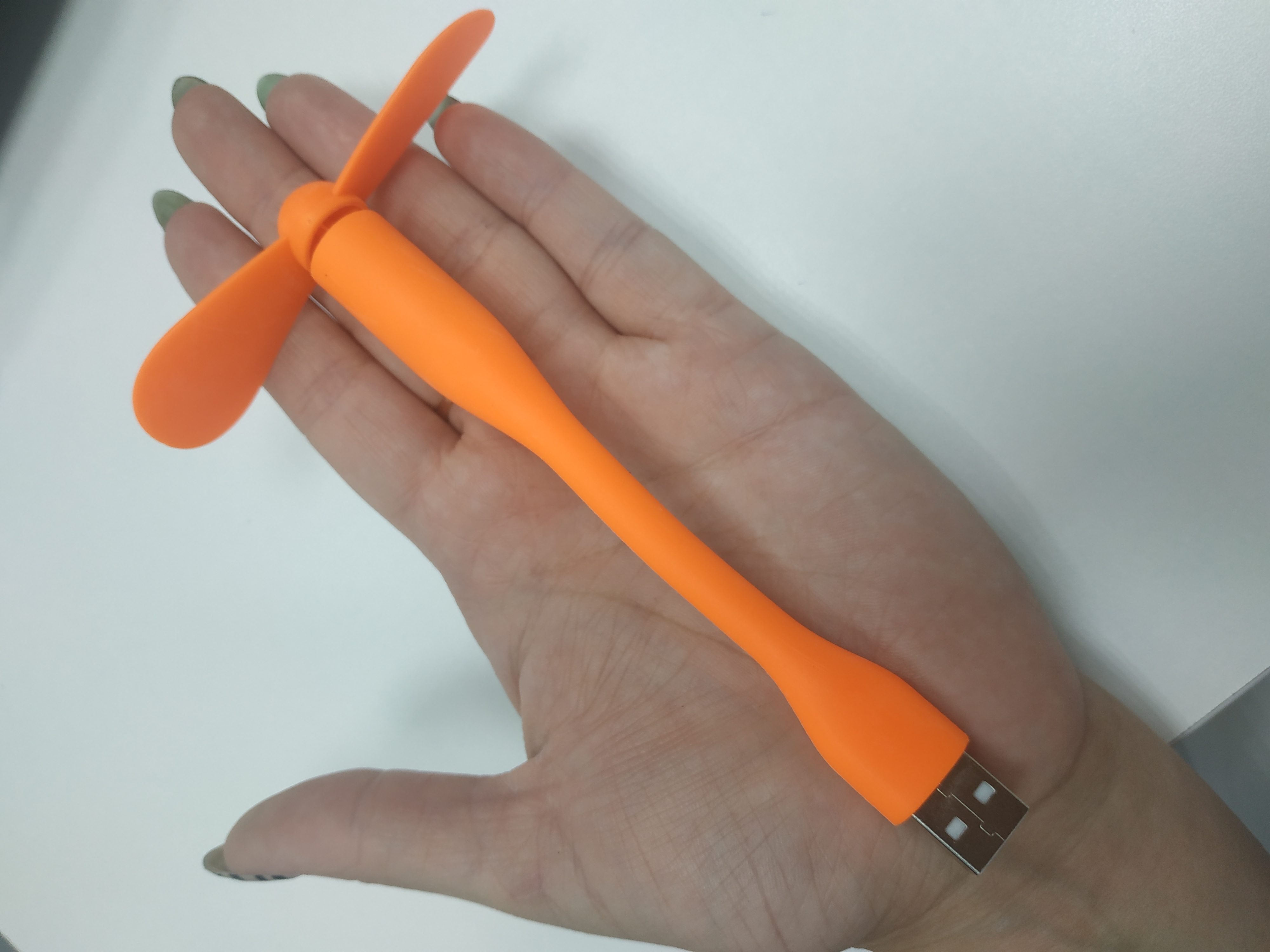Фотография покупателя товара Вентилятор с гибким корпусом LuazON LOF-05, USB, 11 см, оранжевый