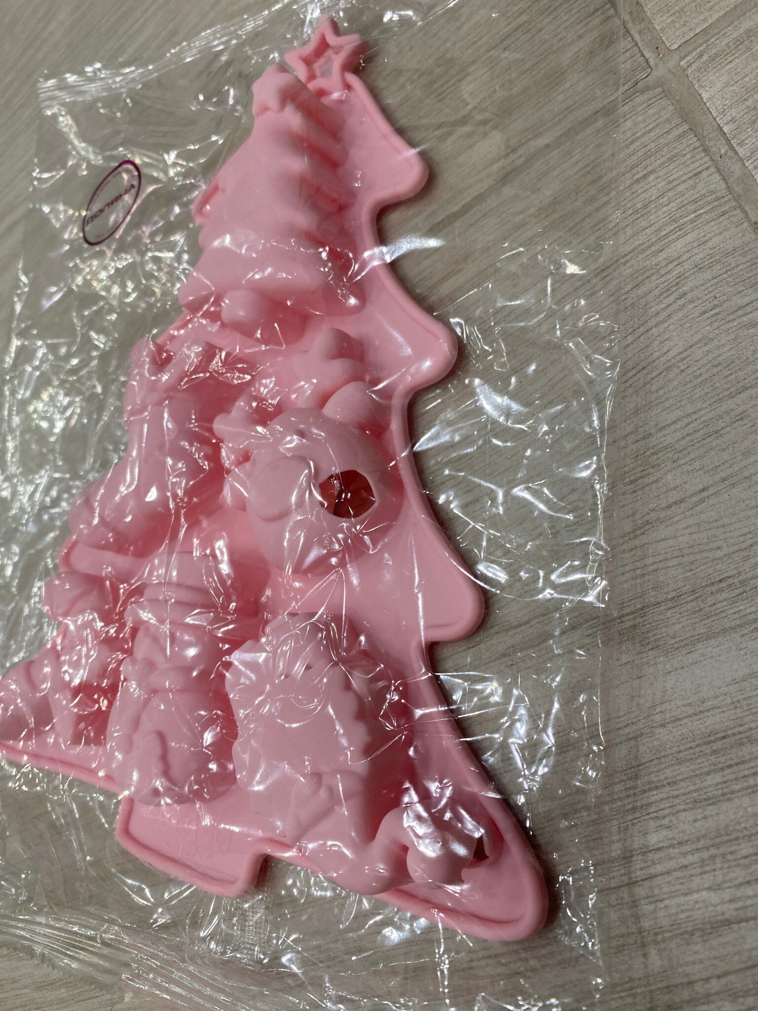Фотография покупателя товара Форма для выпечки Доляна «Новогоднее настроение», силикон, 23×19×2,5 см, 6 ячеек, цвет розовый