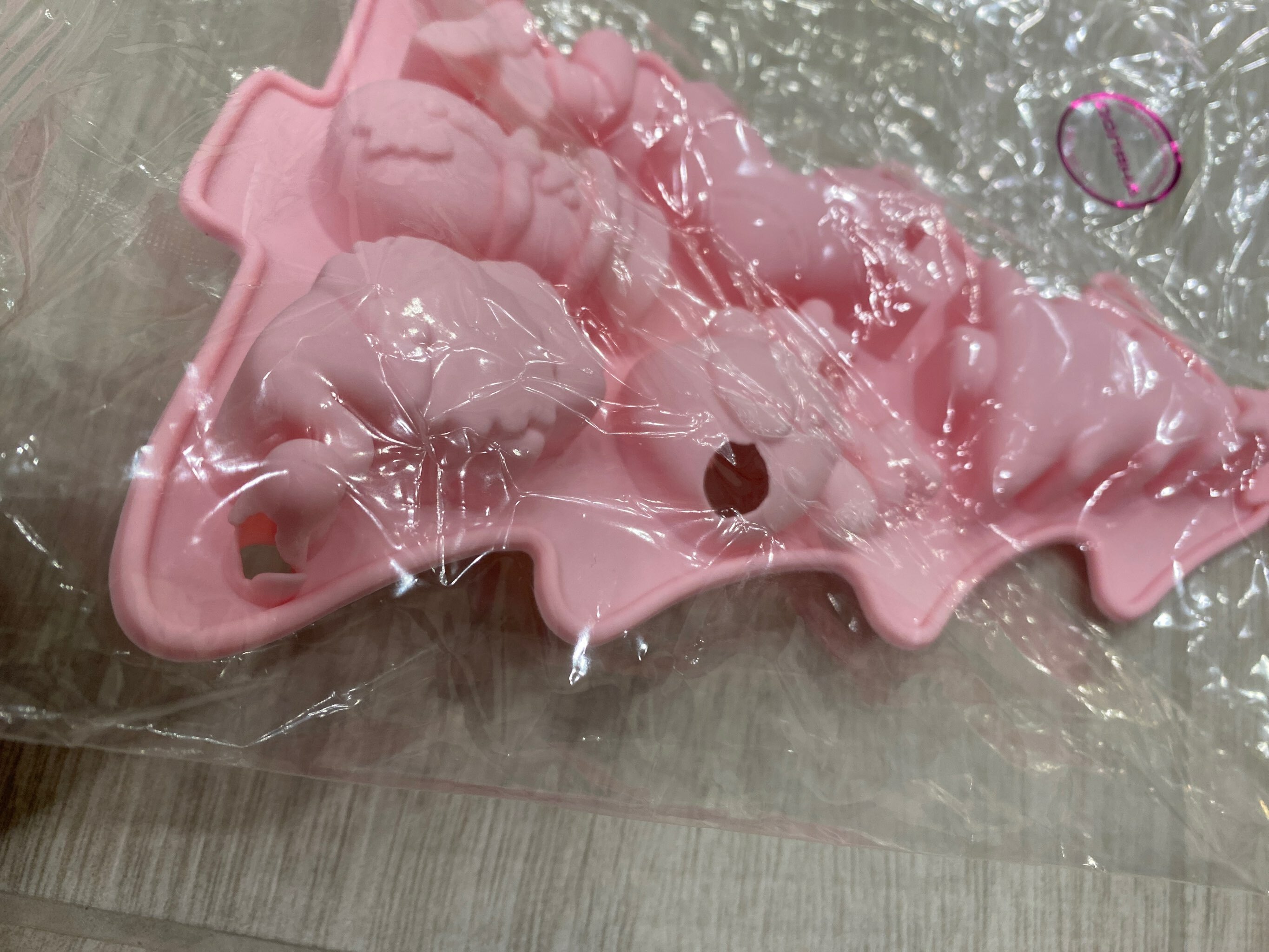 Фотография покупателя товара Форма для выпечки Доляна «Новогоднее настроение», силикон, 23×19×2,5 см, 6 ячеек, цвет розовый - Фото 3