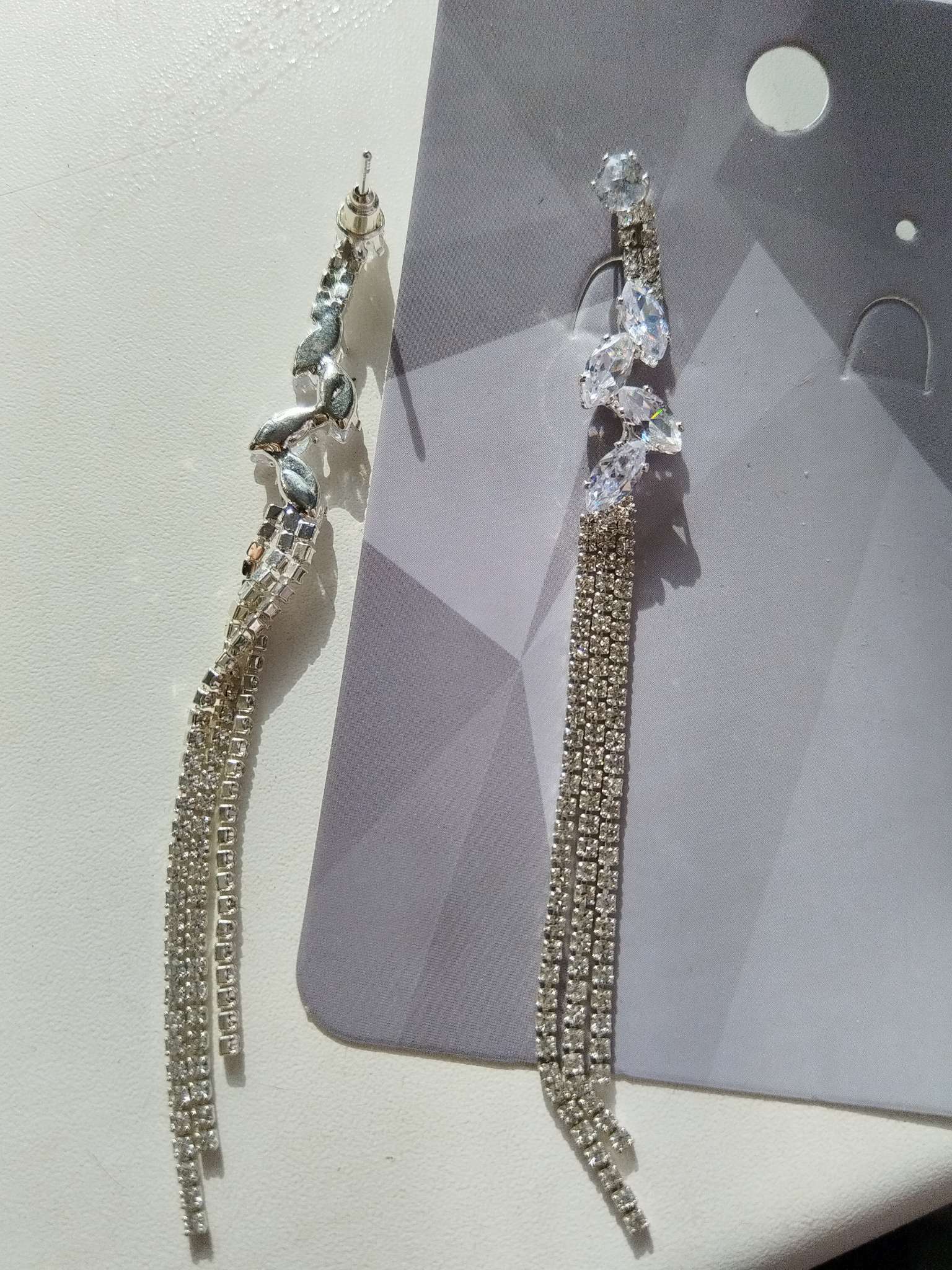 Фотография покупателя товара Серьги висячие со стразами «Вечерние» россыпь кристаллов, цвет белый в серебре, 9,5 см