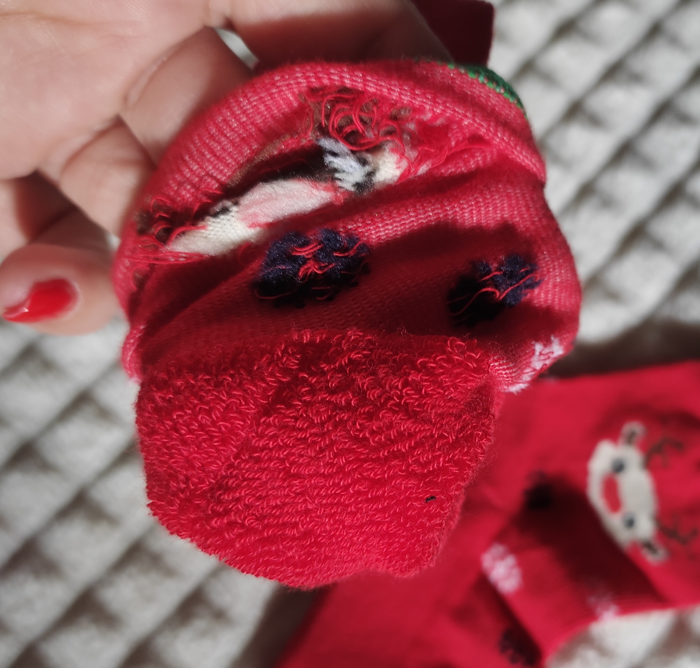 Фотография покупателя товара Носки детские с плюшевым следом, цвет красный, размер 18-20 - Фото 2