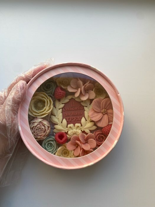 Фотография покупателя товара Коробка для макарун, кондитерская упаковка тубус с окном, «Розовые цветы» 12 х 12 х 5 см - Фото 4