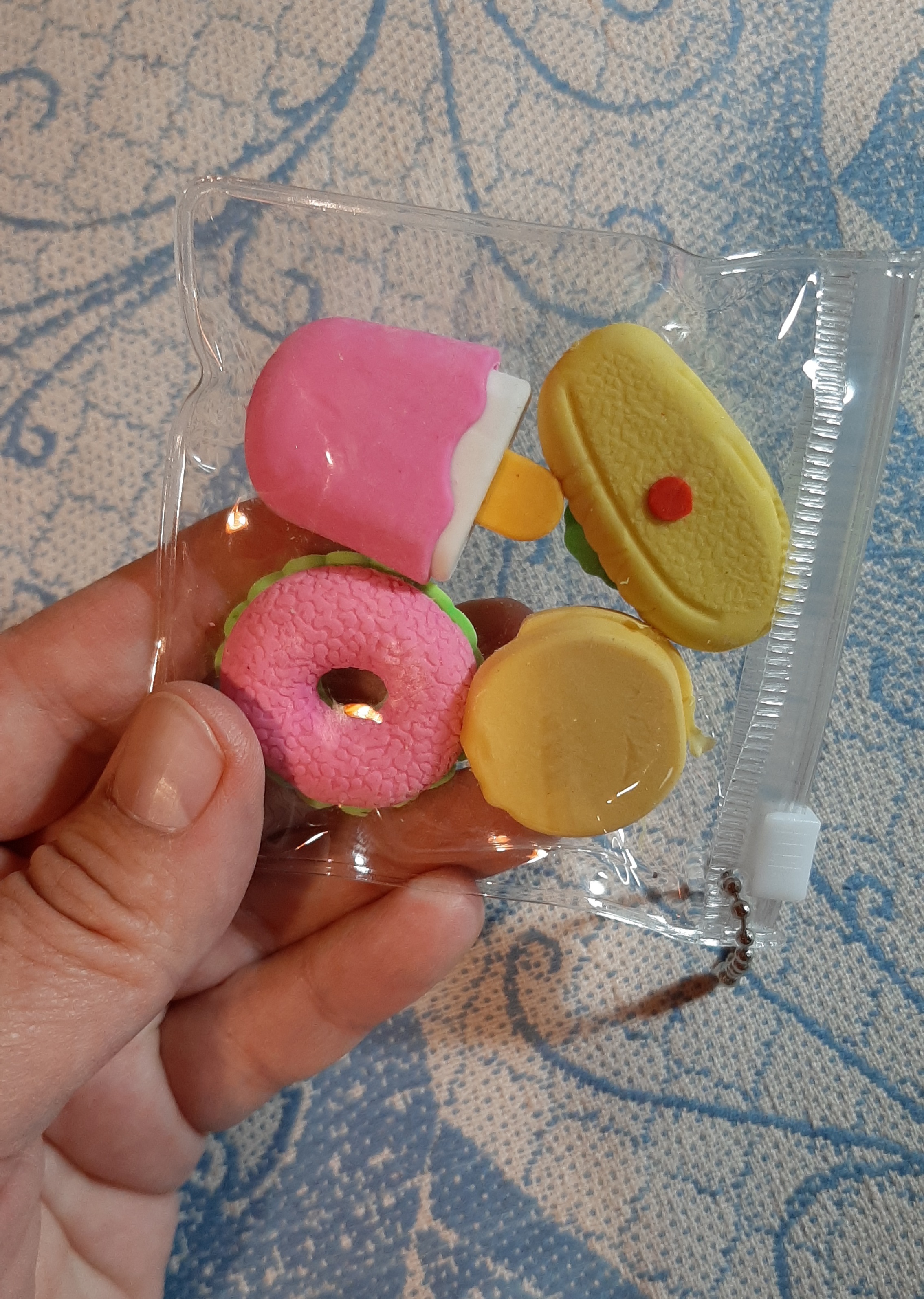 Фотография покупателя товара Набор фигурных ластиков "Десерты", 4 штуки, в пакете на зип-молнии, МИКС (штрихкод на штуке)