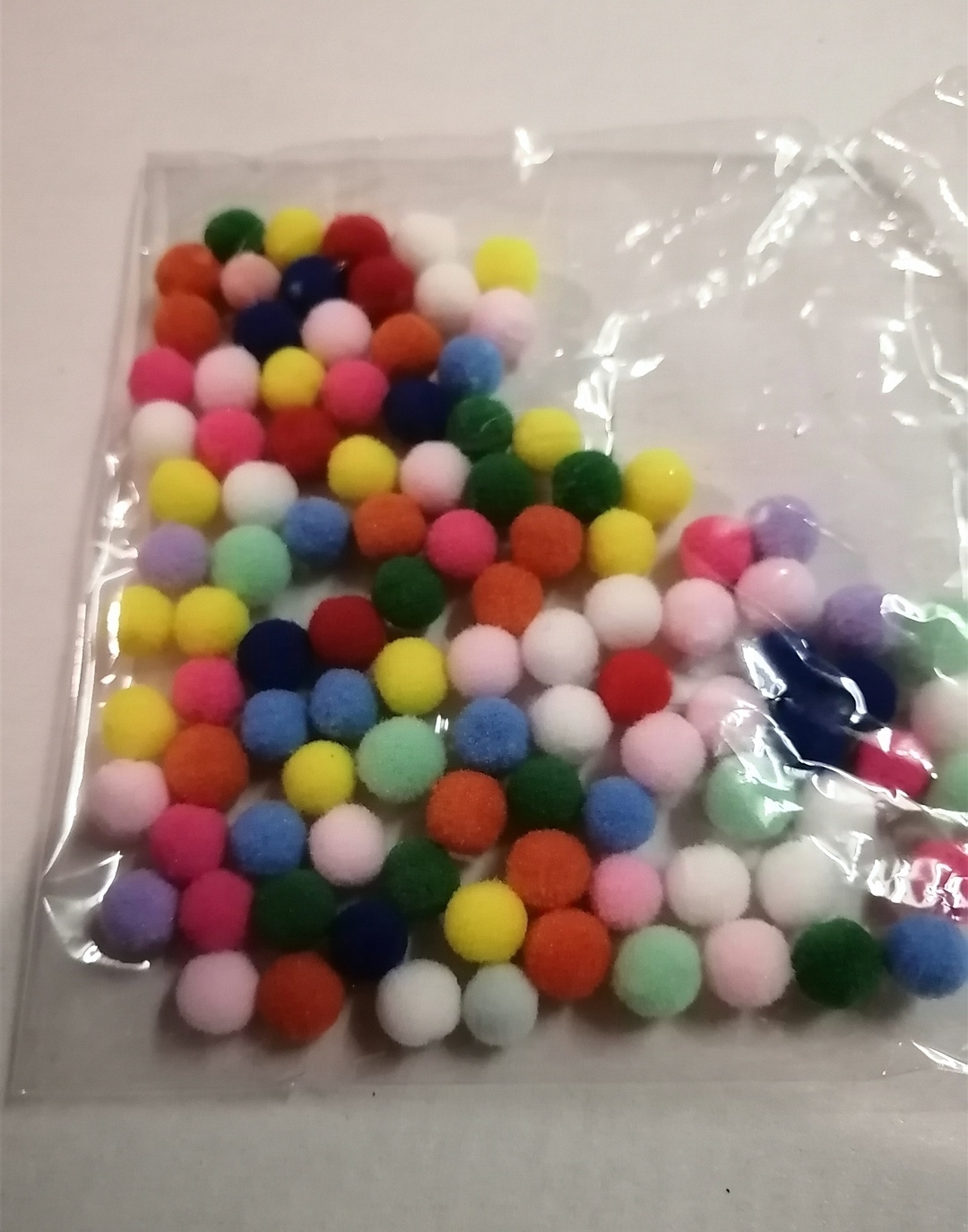 Фотография покупателя товара Набор текстильных деталей для декора «Бомбошки» 100 шт. набор, размер 1 шт. 0.6 см, цвет МИКС - Фото 3