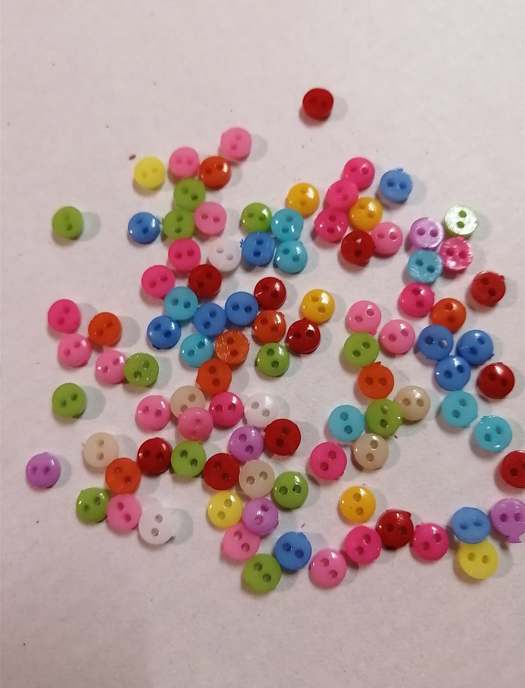 Фотография покупателя товара Пуговицы пластик для творчества 2 прокола "Цветные пуговички" набор 100 шт 0,6х0,6 см