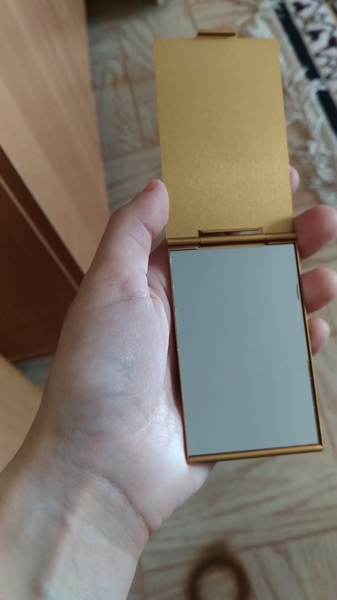 Фотография покупателя товара Зеркало складное, 5 × 8,5 см, цвет золотистый - Фото 2