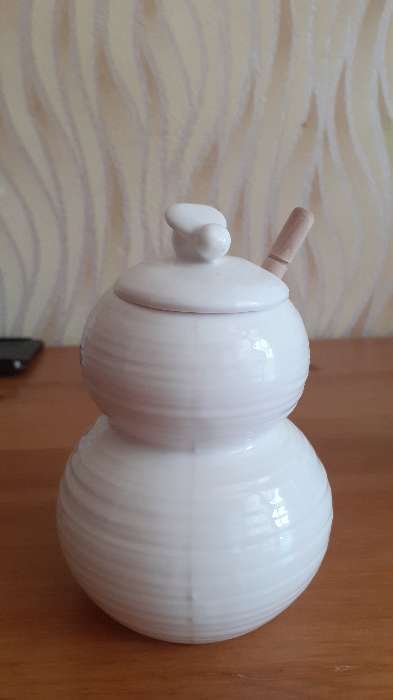 Фотография покупателя товара Ёмкость с ложкой фарфоровая для мёда Доляна «Эстет. Пчёлка», 350 мл, цвет белый