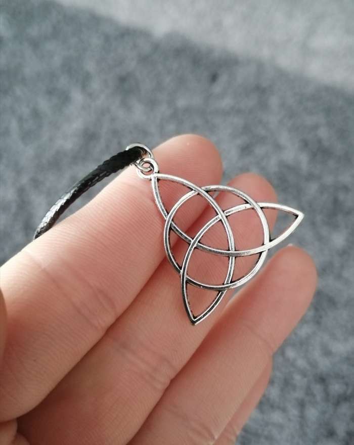 Фотография покупателя товара Кулон на шнурке «Трилистник», цвет чернёное серебро на чёрном шнурке, 42 см - Фото 5