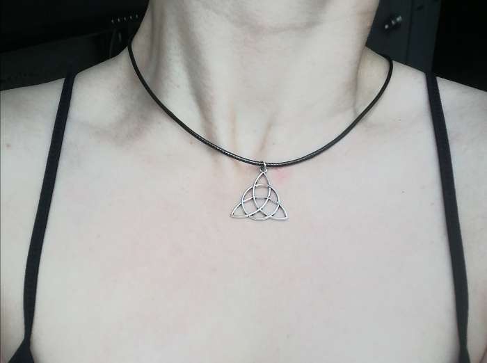 Фотография покупателя товара Кулон на шнурке «Трилистник», цвет чернёное серебро на чёрном шнурке, 42 см - Фото 4