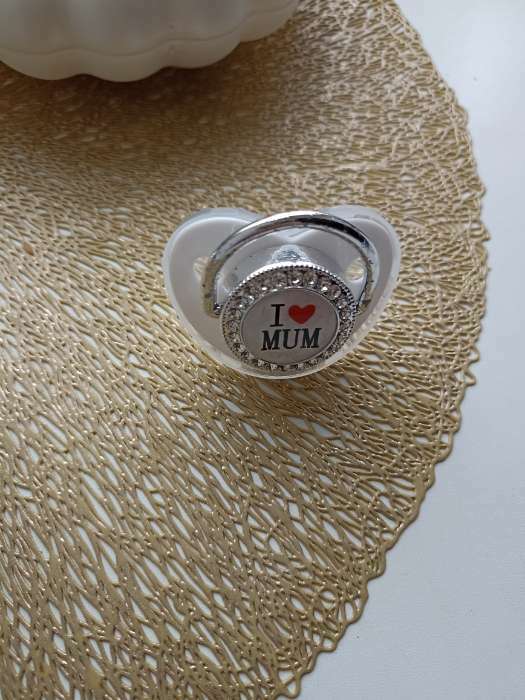 Фотография покупателя товара Соска - пустышка силиконовая ортодонтическая «I LOVE MUM», от 6 мес., с колпачком + держатель - цепочка, цвет белый/серебро, стразы
