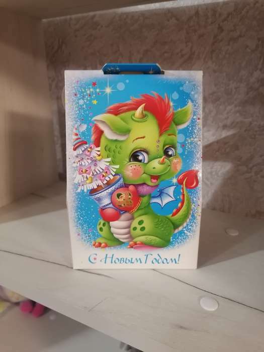 Фотография покупателя товара Подарочная новогодняя коробка "Домик дракоши" 12 х 8,5 х 17,5 см - Фото 1