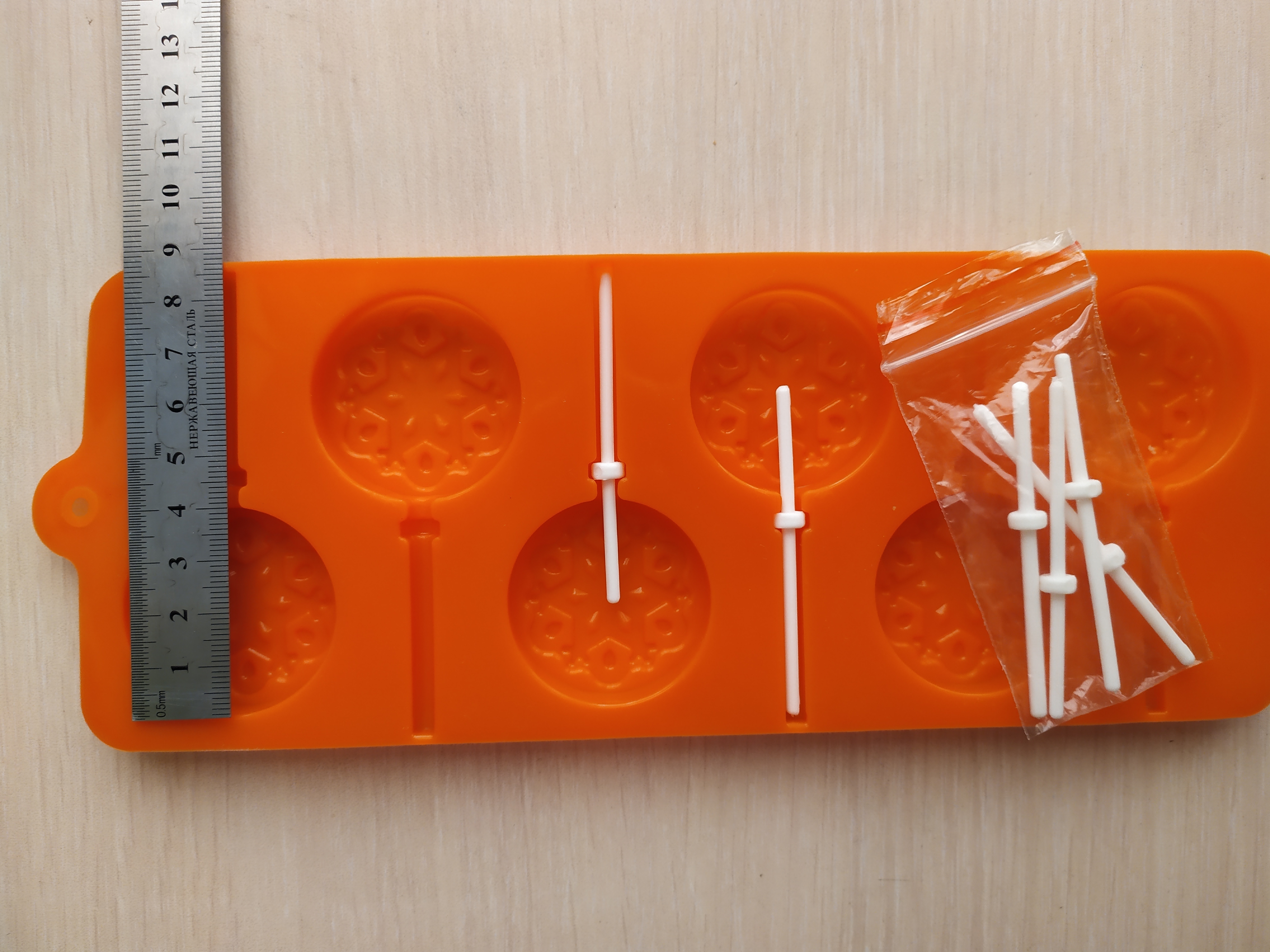 Фотография покупателя товара Форма для украшений Доляна «Морозко», силикон, 24×9,5×1,5 см, 6 ячеек (4×4 см), с палочками, цвет МИКС - Фото 1