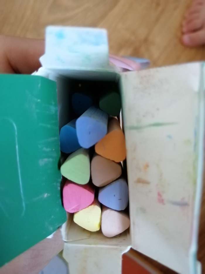 Фотография покупателя товара Мелки для рисования "Гамма", цветные, 10 штук, мягкие, треугольная форма, картонная коробка - Фото 2