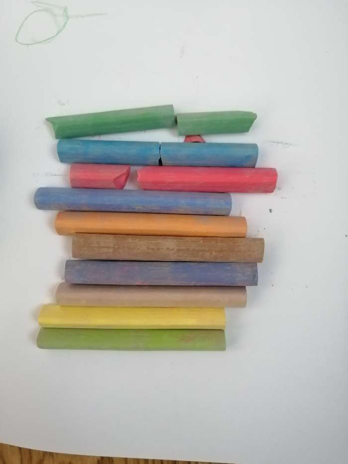Фотография покупателя товара Мелки для рисования "Гамма", цветные, 10 штук, мягкие, треугольная форма, картонная коробка - Фото 3