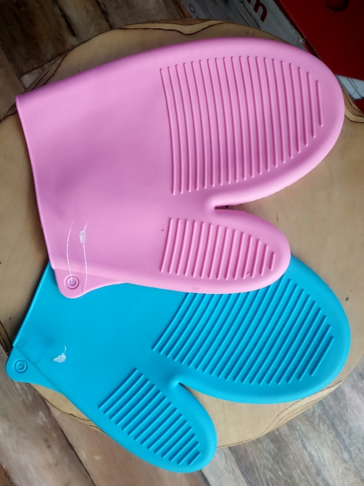 Фотография покупателя товара Рукавица силиконовая для горячего Доляна «Ребрис», 22×17 см, цвет розовый - Фото 3