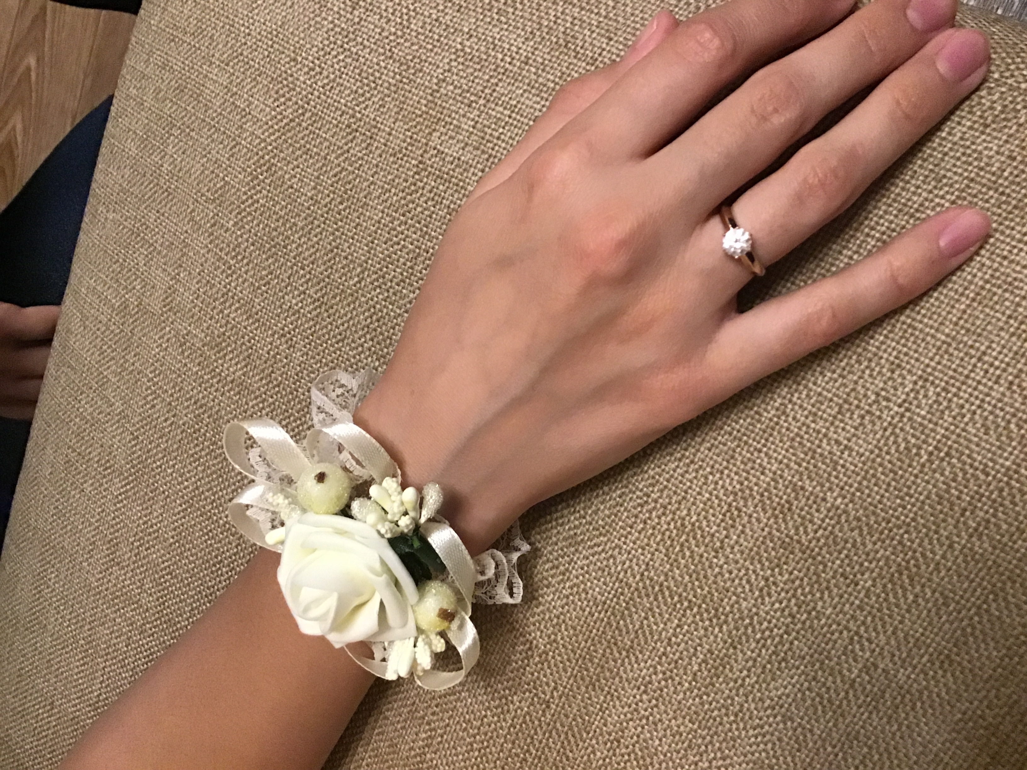 Фотография покупателя товара Цветок на руку для подружек невесты «Роза», на резинке, айвори - Фото 1