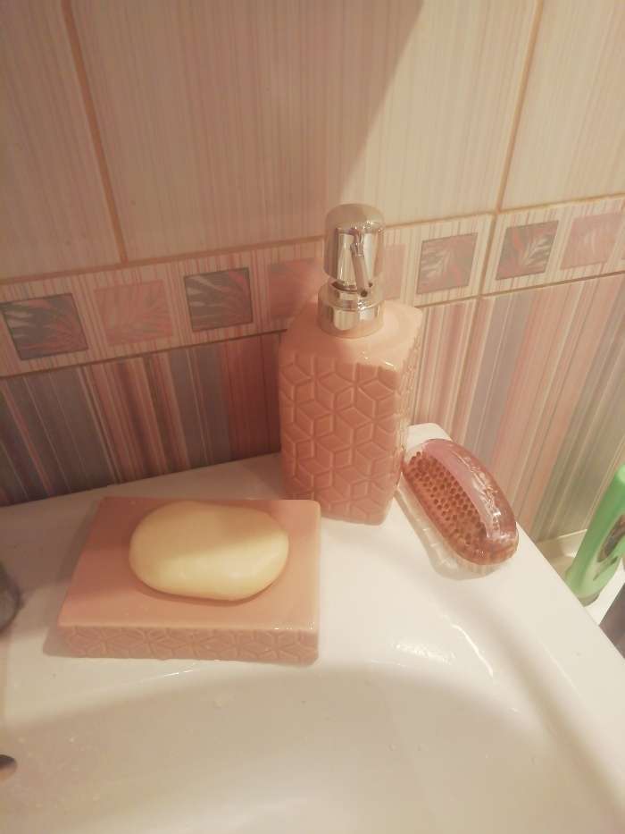 Фотография покупателя товара Набор аксессуаров для ванной комнаты Доляна «Звёзды», 4 предмета (дозатор 300 мл, мыльница, 2 стакана), цвет розовый - Фото 1