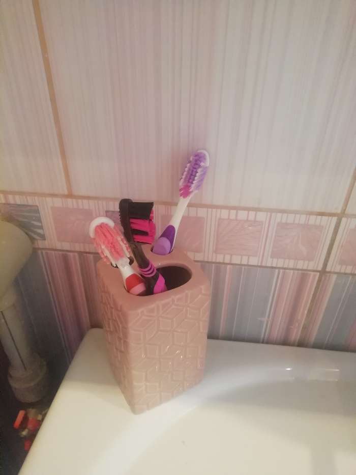 Фотография покупателя товара Набор аксессуаров для ванной комнаты Доляна «Звёзды», 4 предмета (дозатор 300 мл, мыльница, 2 стакана), цвет розовый - Фото 2
