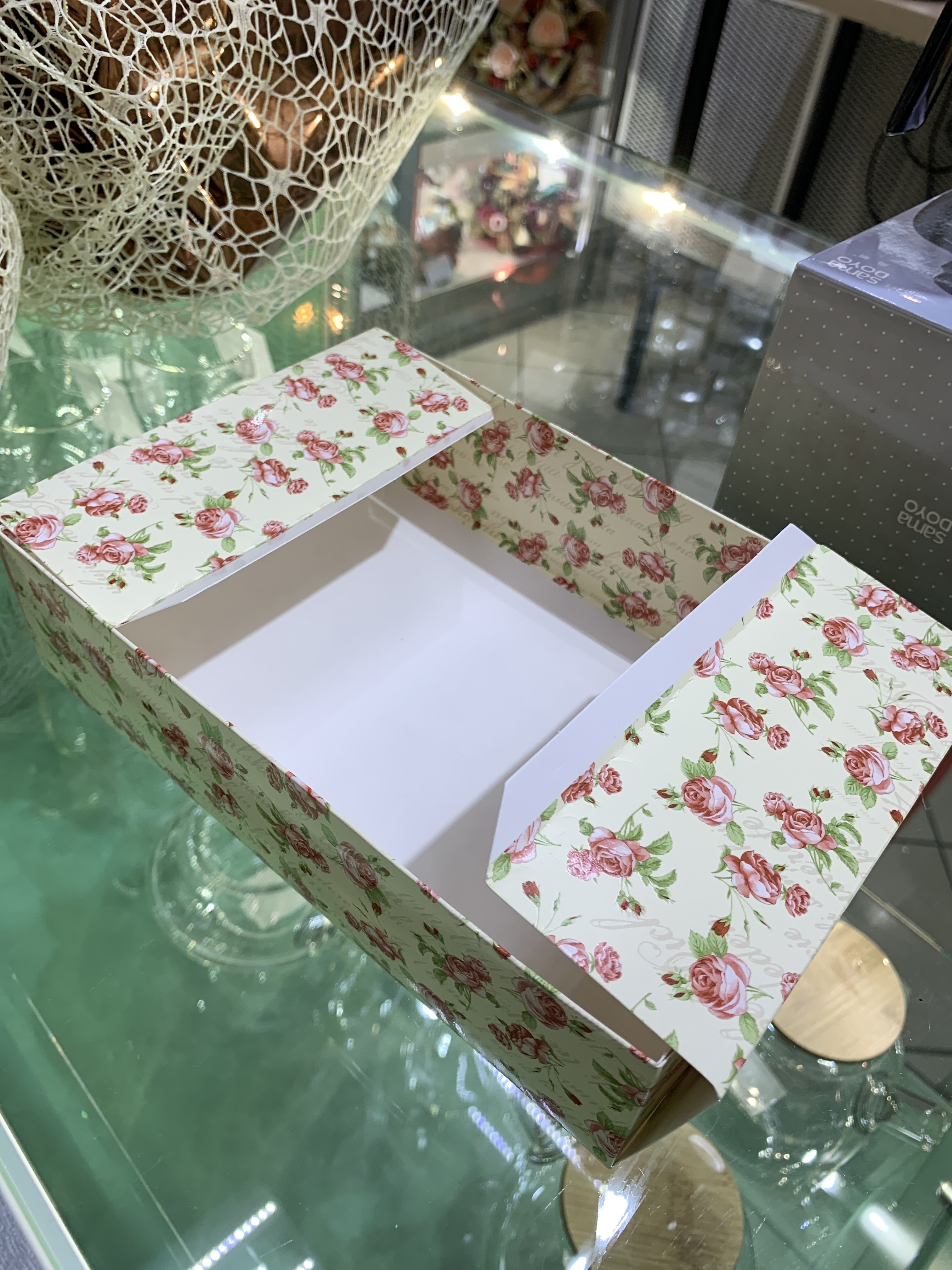 Фотография покупателя товара Подарочная коробка сборная "Поздравляю с розами", 21 х 15 х 5,7 см - Фото 3