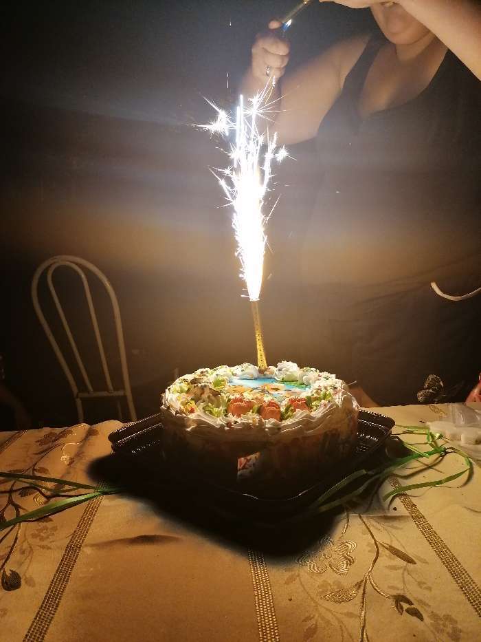 Фотография покупателя товара Свечи фонтаны для торта "Золотые искры", 10 см, 30 секунд, 4 шт - Фото 85
