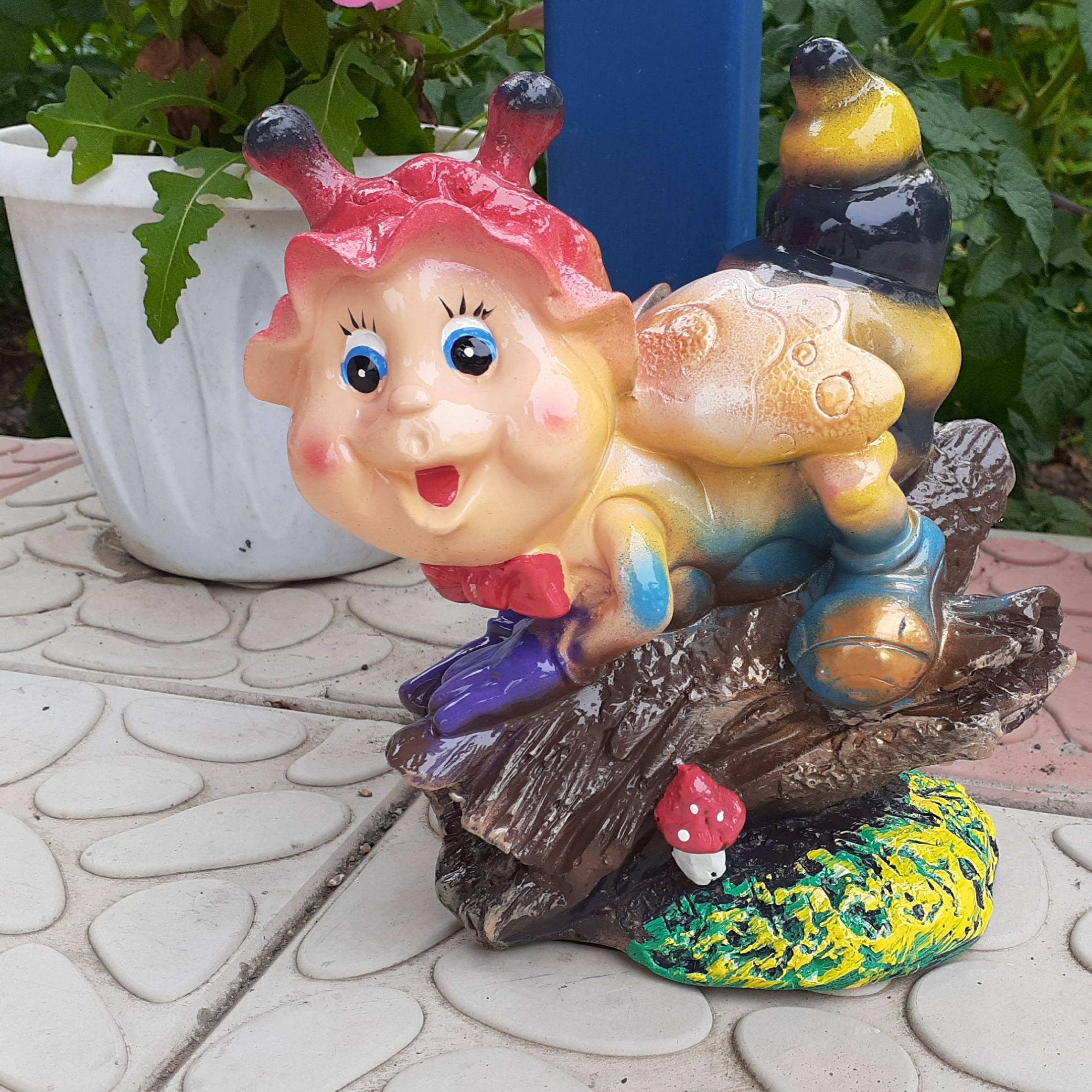 Фотография покупателя товара Садовая фигура "Пчелка", разноцветная, 22 см, микс - Фото 1