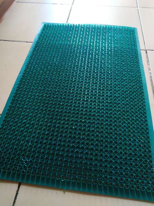 Фотография покупателя товара Покрытие ковровое щетинистое «Травка», 39×59 см, цвет тёмно-зелёный - Фото 5