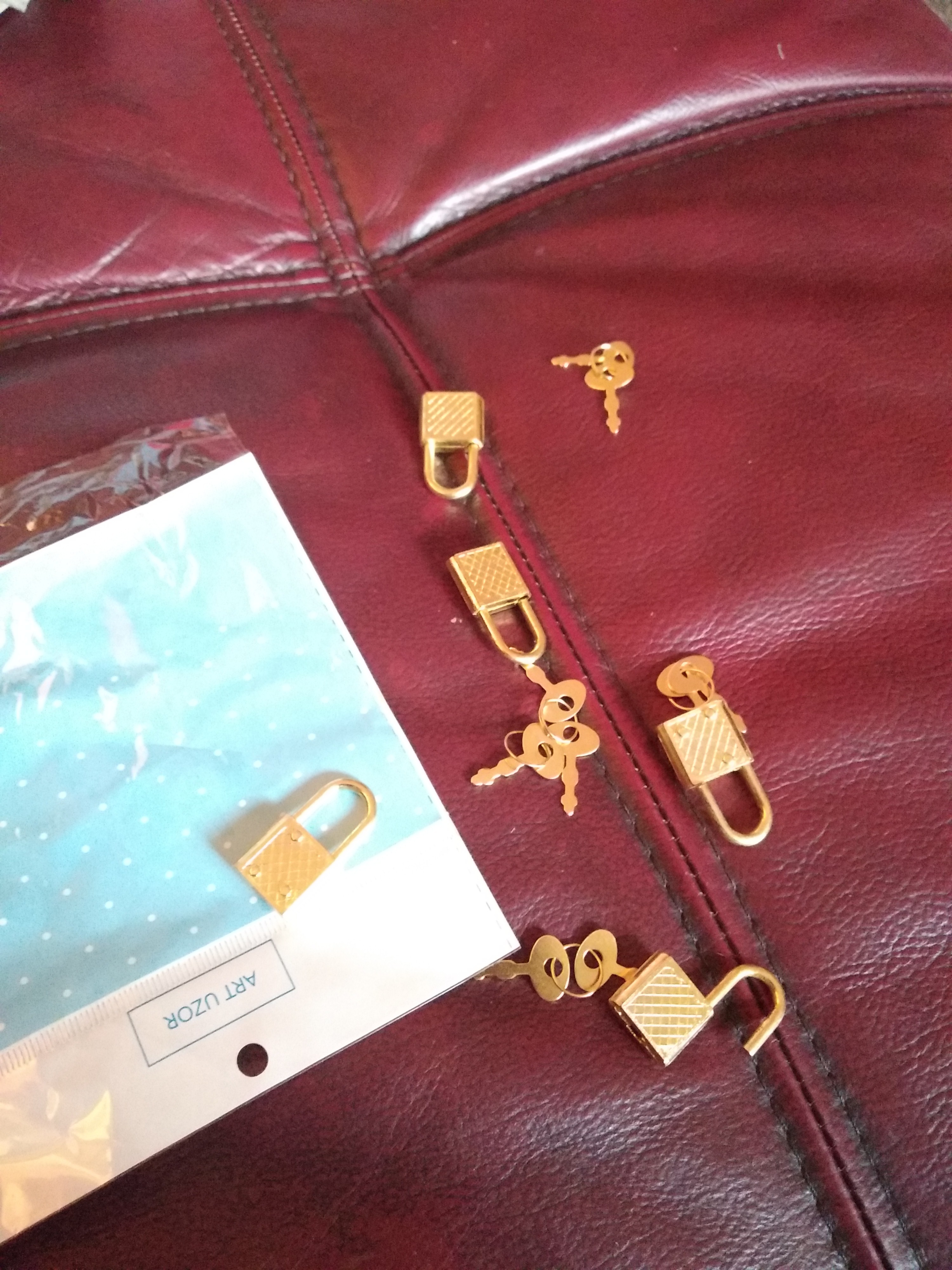 Фотография покупателя товара Замочек с ключиком для шкатулки металл набор 5 шт С286 золото 3,1х1,7 см