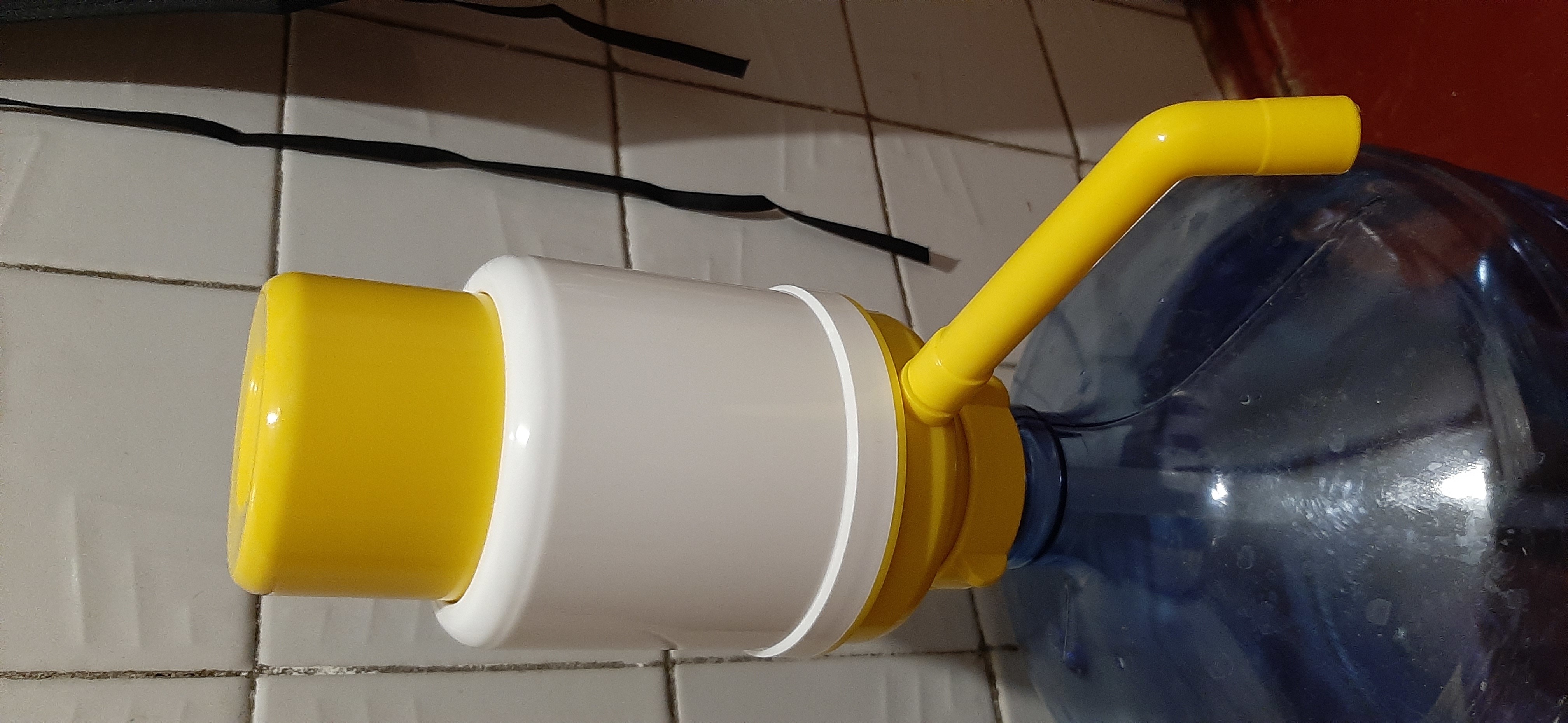 Фотография покупателя товара Помпа для воды "Дельфин" Эко, механическая, под бутыль от 11 до 19 л, желтая